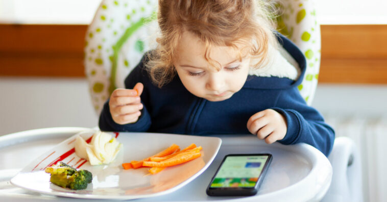 Crianças com menos de 3 anos não devem usar tablet ou celular