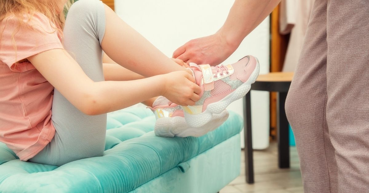 criança escolher a própria roupa