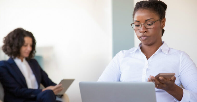 duas mulheres ao computador procura de trabalho
