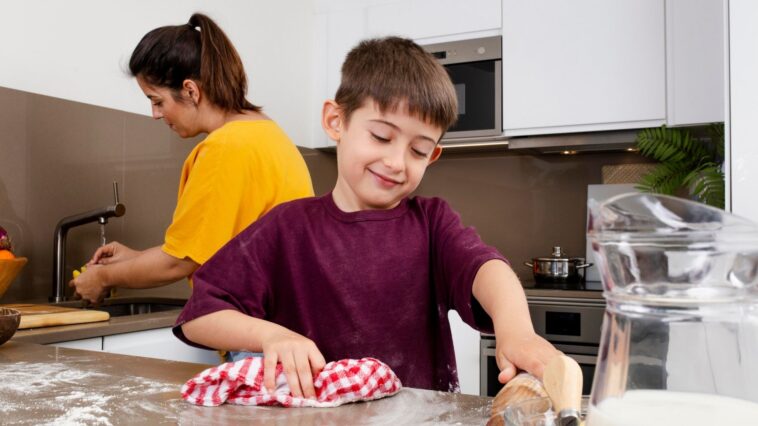 Dicas práticas para fazer as crianças ajudarem nas tarefas domésticas