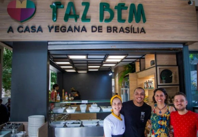 Dono de restaurante convida garis humilhados por vizinho para almoçar