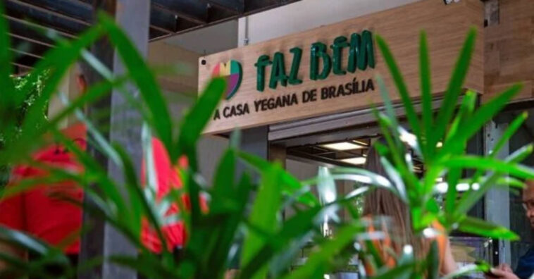 Dono de restaurante convida garis humilhados por vizinho para almoçar de graça