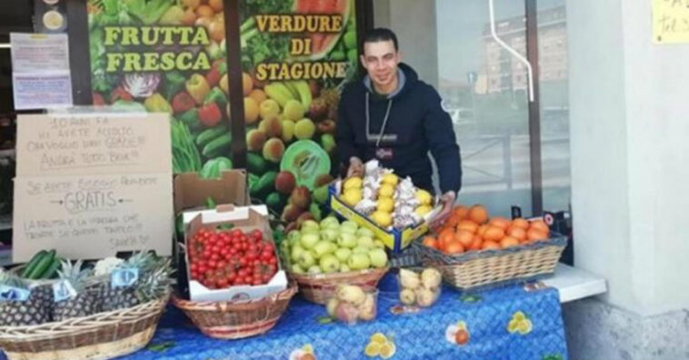 Egípcio dá frutas a italianos durante quarentena