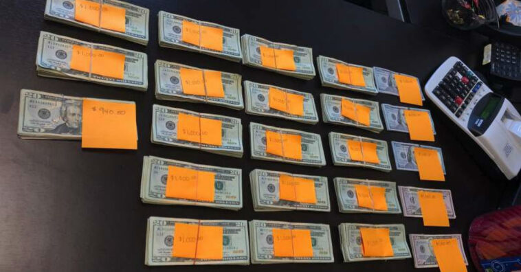 Ele recuperou quase 23 mil dólares que jogou fora por engano