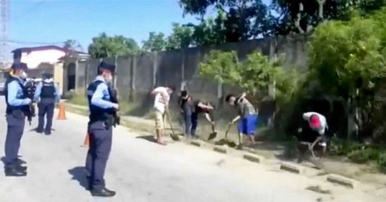 Em Honduras, quem fura a quarentena é obrigado a limpar as ruas