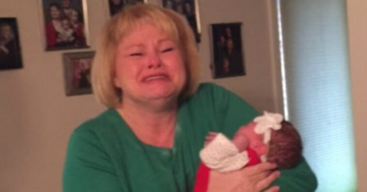 Em adoção surpresa, avó conhece nova neta em vídeo emocionante