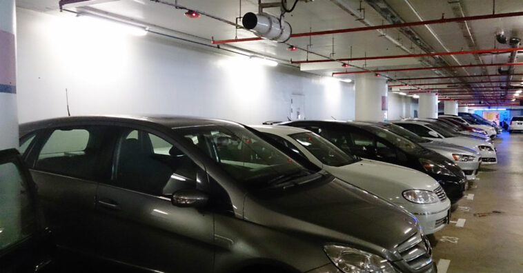 Em castigo, pais trancam filhos no carro, que desmaiam de calor