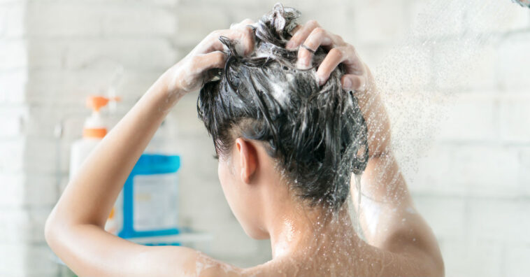 Erros que você pode estar cometendo na hora de lavar os cabelos
