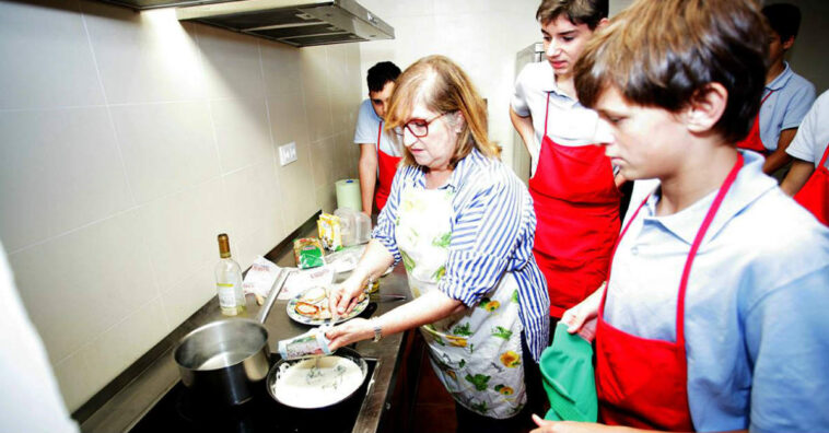 Escola na Espanha ensina meninos a passar roupa e cozinhar