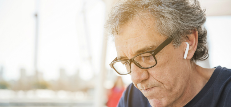 Estudante dorme com fones de ouvido e acorda surdo de um ouvido não dormir de fones