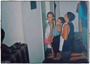 Existe uma hierarquia que define quem toma banho primeiro, quem escolhe o lugar no carro...os mais novos ficam lá bem no fundo.