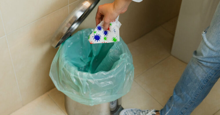 É melhor jogar papel higiênico no vaso sanitário ou no lixo