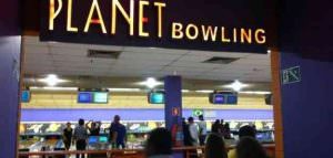 Festejar aniversários no boliche.