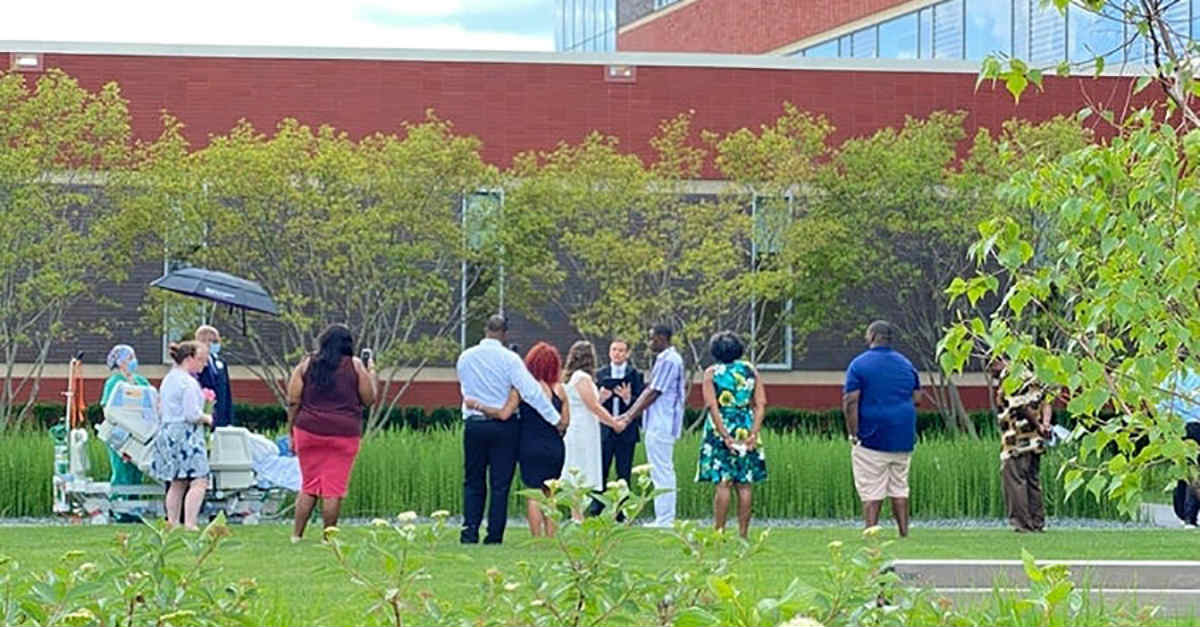 Filha casa no hospital para mãe doente poder acompanhar