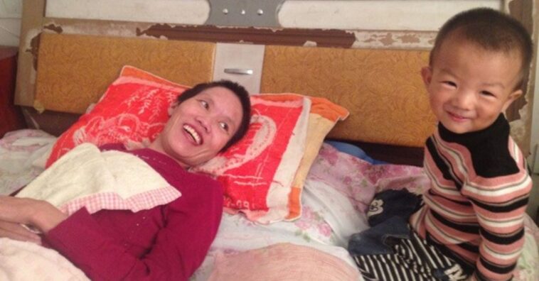 Filho mastiga a comida e dá na boca da mãe recuperada do coma