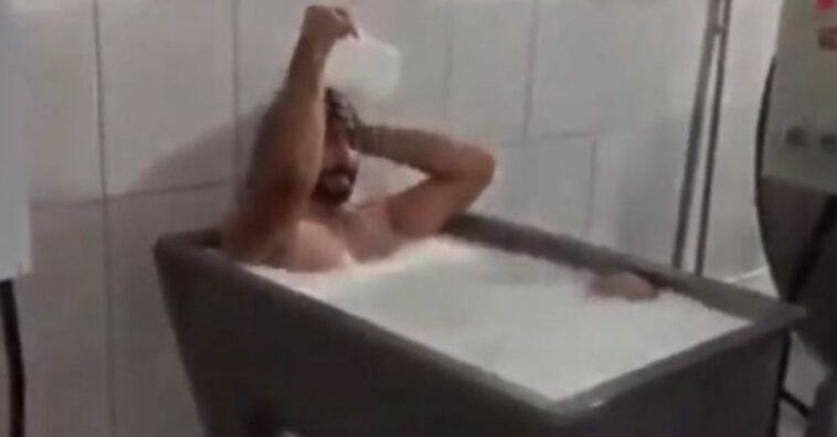 Funcionário toma banho de leite em fábrica na Turquia