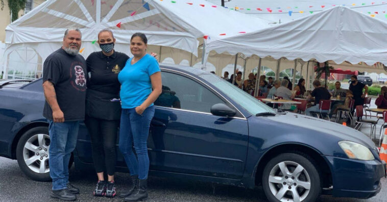 Garçonete ganha carro de presente de clientes de lanchonete