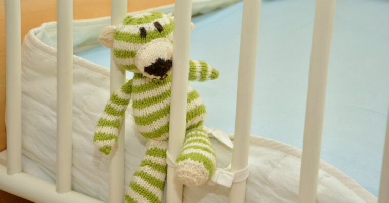 Gêmeas morreram enquanto dormiam na cama com os pais