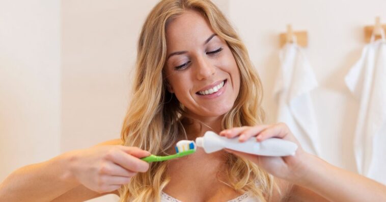 Hábitos errados que você faz com a escova de dentes