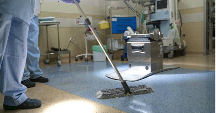 Homem contaminado por coronavírus tosse de propósito na cara de faxineira