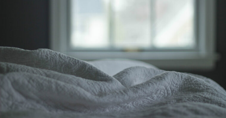 Homem é preso depois de dormir ao lado do cadáver da esposa