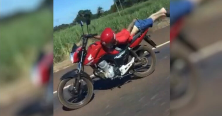 Homem é flagrado dirigindo moto deitado