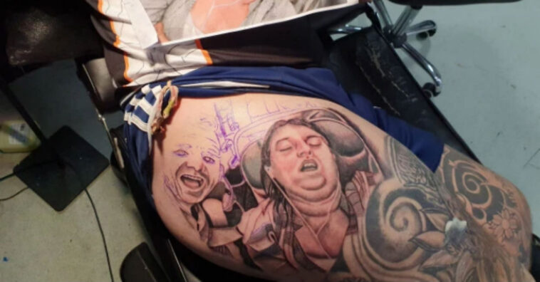 Homem tatua foto odiada pela esposa na própria pele