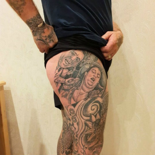 Homem tatua foto odiada pela esposa na própria pele tatuagem