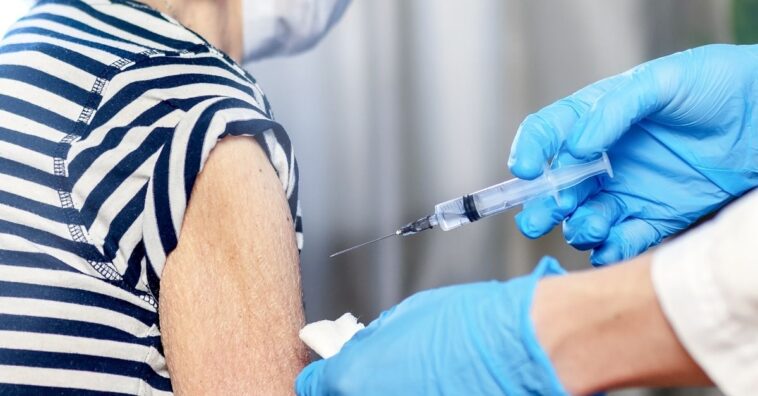 Idosa entrega bilhete pedindo ajuda por maus-tratos