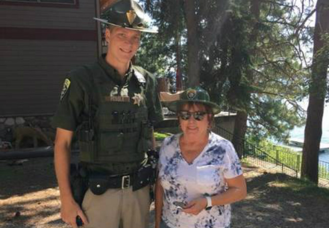 Idosa usa secador de radar para fazer motoristas diminuírem velocidade patrulha