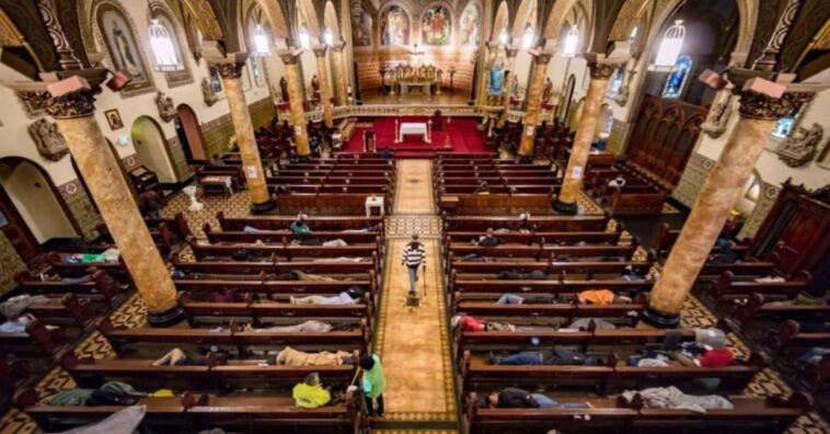 Igreja deixa 250 pessoas dormirem em seus bancos