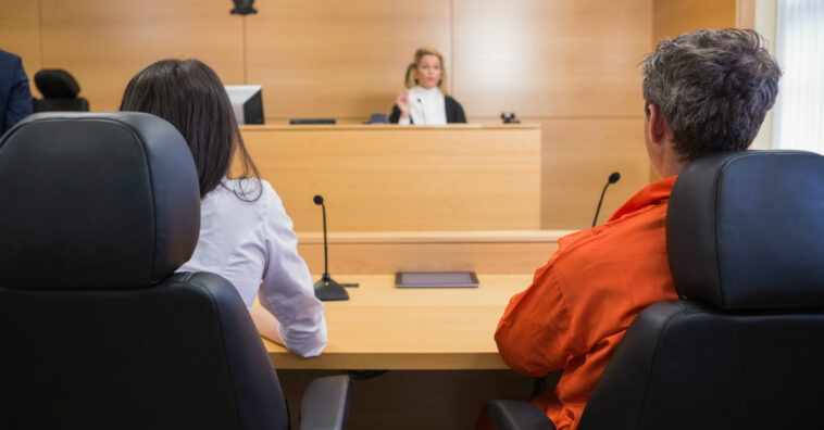 Irmão de vítima abraça ex-policial condenada por assassinato