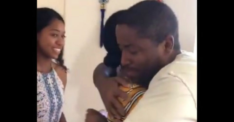 Irmãs escolhem usar sobrenome do padrasto e o deixam emocionado