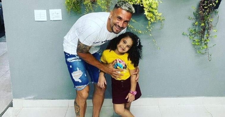 Jogador de futebol chora morte da filha atingida por armário em casa