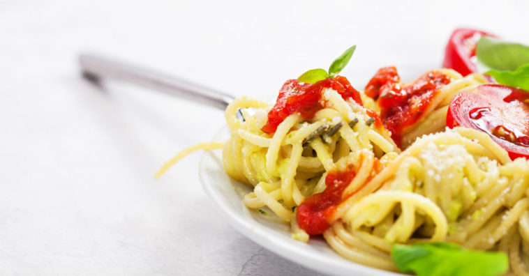 Jovem morre após comer macarrão feito 5 dias antes