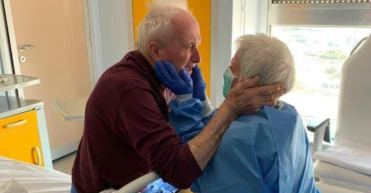 Junto há 52 anos, casal se abraça depois de se curar do coronavírus