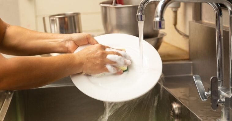 Lavar louça na mão ou na máquina qual é mais econômico