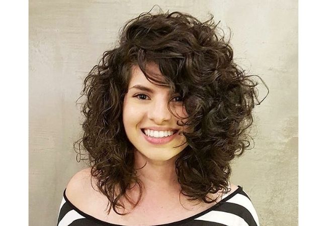 long bob com franja cacheado