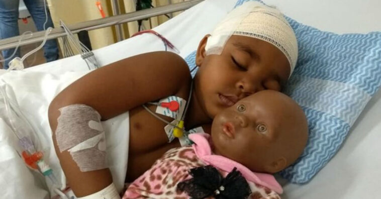 Mãe confia no seu instinto e salva a vida da filha que tinha caído da escada