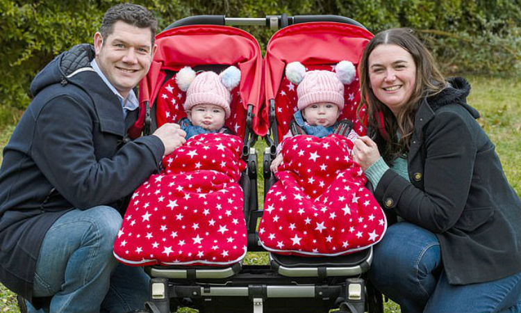 Mãe dá à luz gêmeas depois de câncer de colo do útero