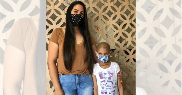 Mãe corta próprio cabelo e faz peruca para filha com leucemia