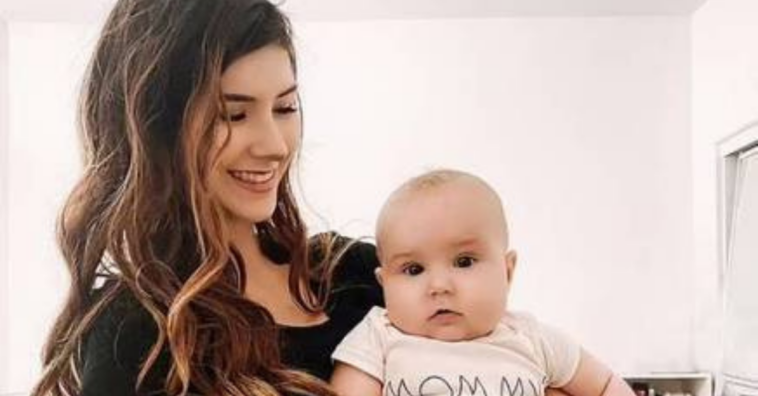 Mãe deixa filha comer areia