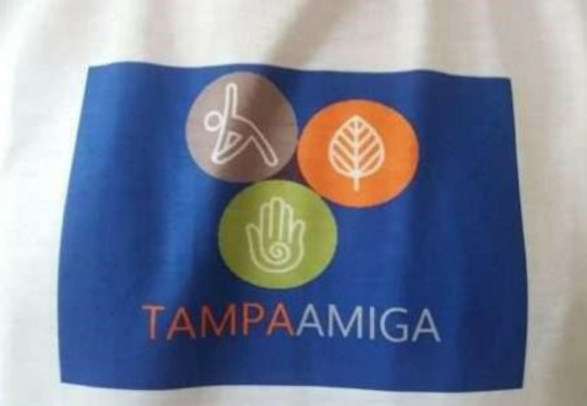 Médico doa alimentos com dinheiro de reciclagem tampa amiga