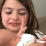 Menina de 8 anos conhece a irmã recém-nascida em vídeo emocionante