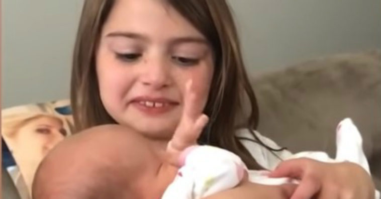 Menina de 8 anos conhece a irmã recém-nascida em vídeo emocionante