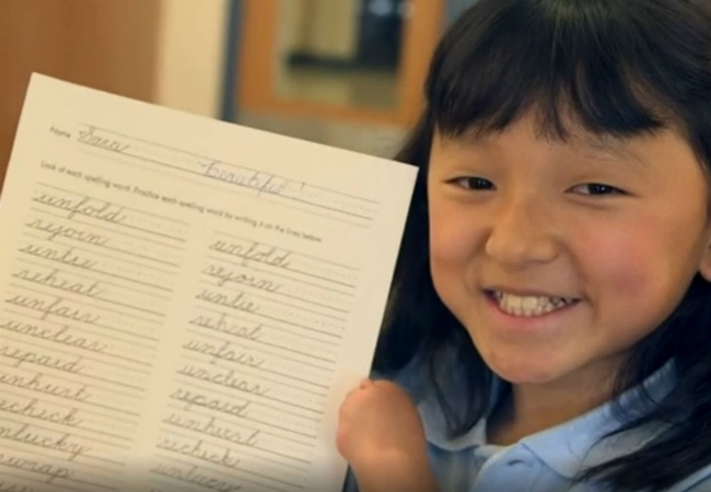 Menina desenhista ganha curso de caligrafia