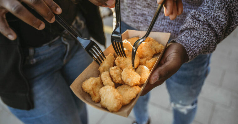 Menina engasga depois de comer nugget com máscara no recheio
