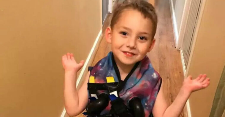 Menino com doença pulmonar que se curou do coronavírus emociona a web