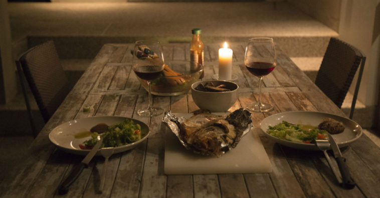 Menino de 10 anos organiza jantar romântico para os pais