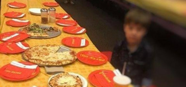 Menino de 6 anos comemora seu aniversario sozinho mesa